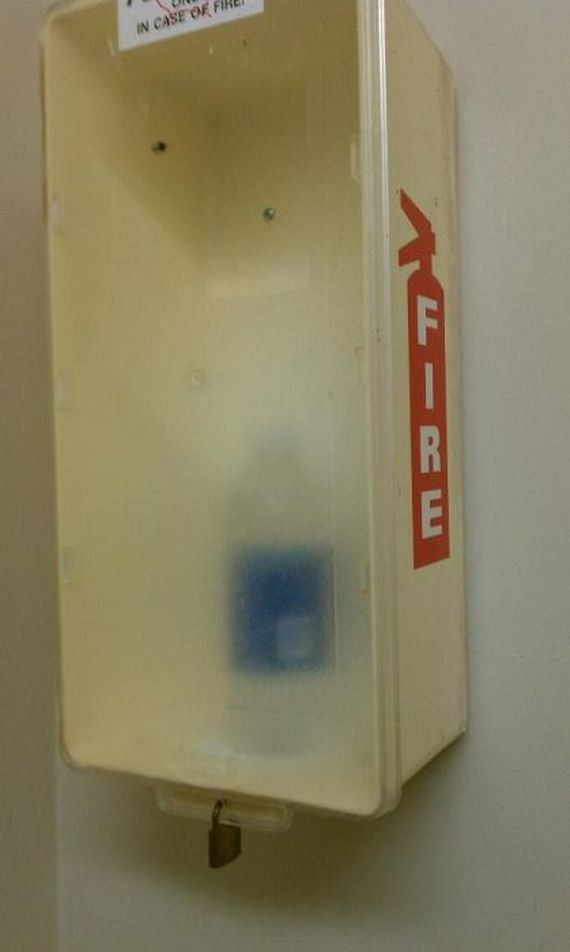 Cách chữa cháy đơn giản nhất là... chai nước.